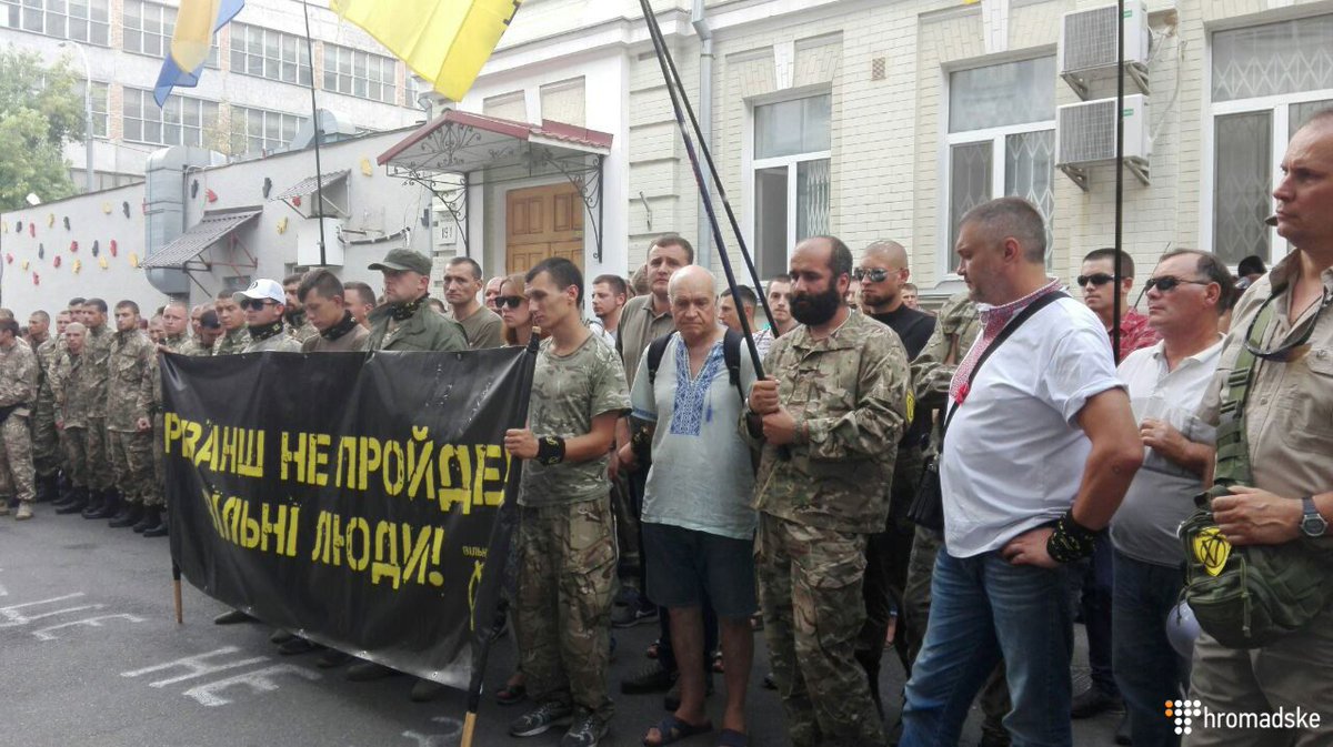 Activists demand to arrest Yefremov near Pechersky court in Kyiv