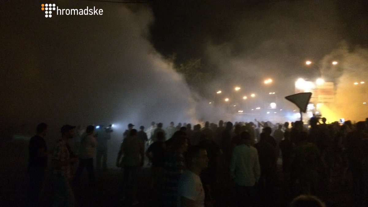 Знову йдуть зіткнення біля будівлі Оболонського районного суду в Києві