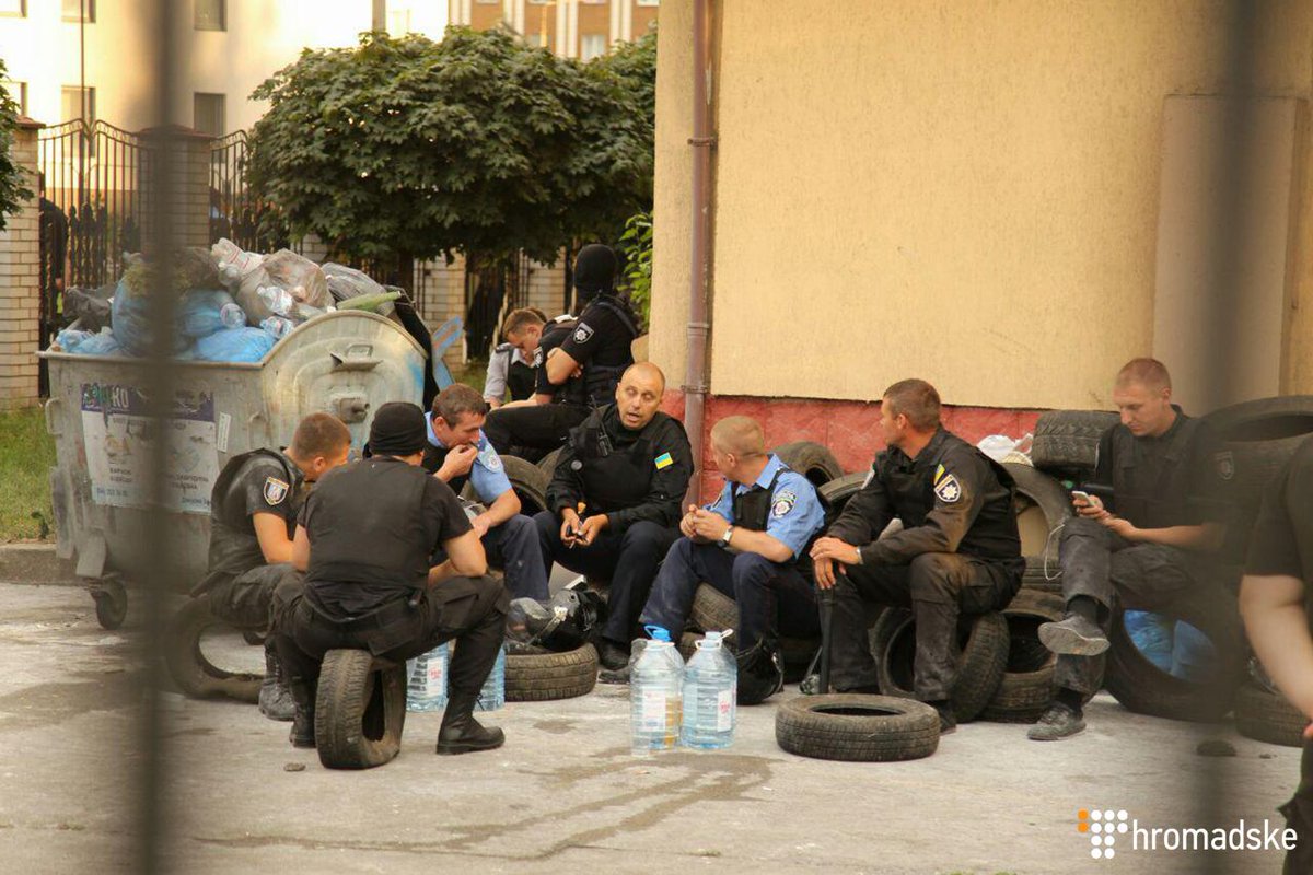 Police denied that they deployed tear gas at Obolon' district court