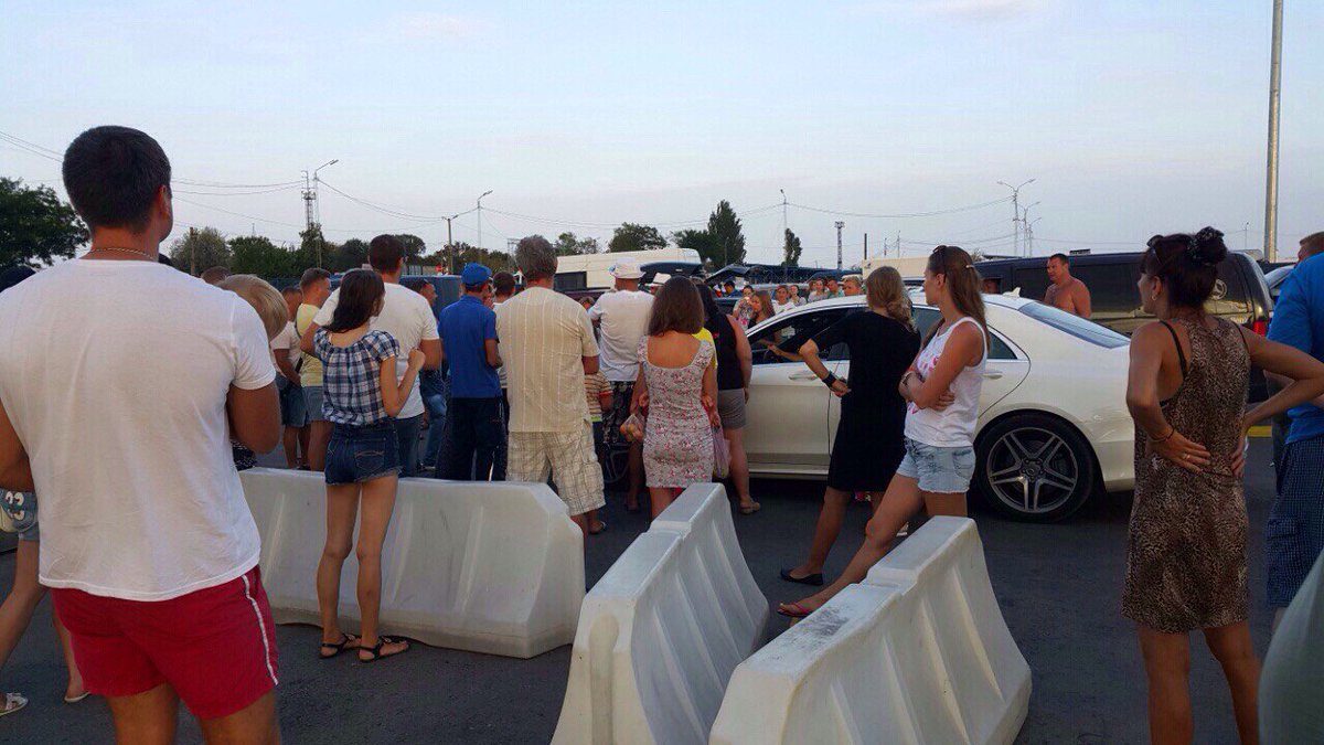 Kerch: security checks at ferry. Queues