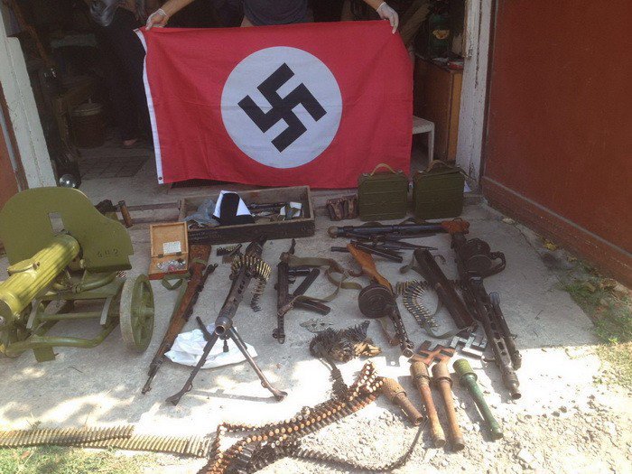 Col. Motuzyanyk: In Kherson region, SBU found an arsenal with 3 IIWW machine guns, 2 carabines  and  RU & Nazi flags  
