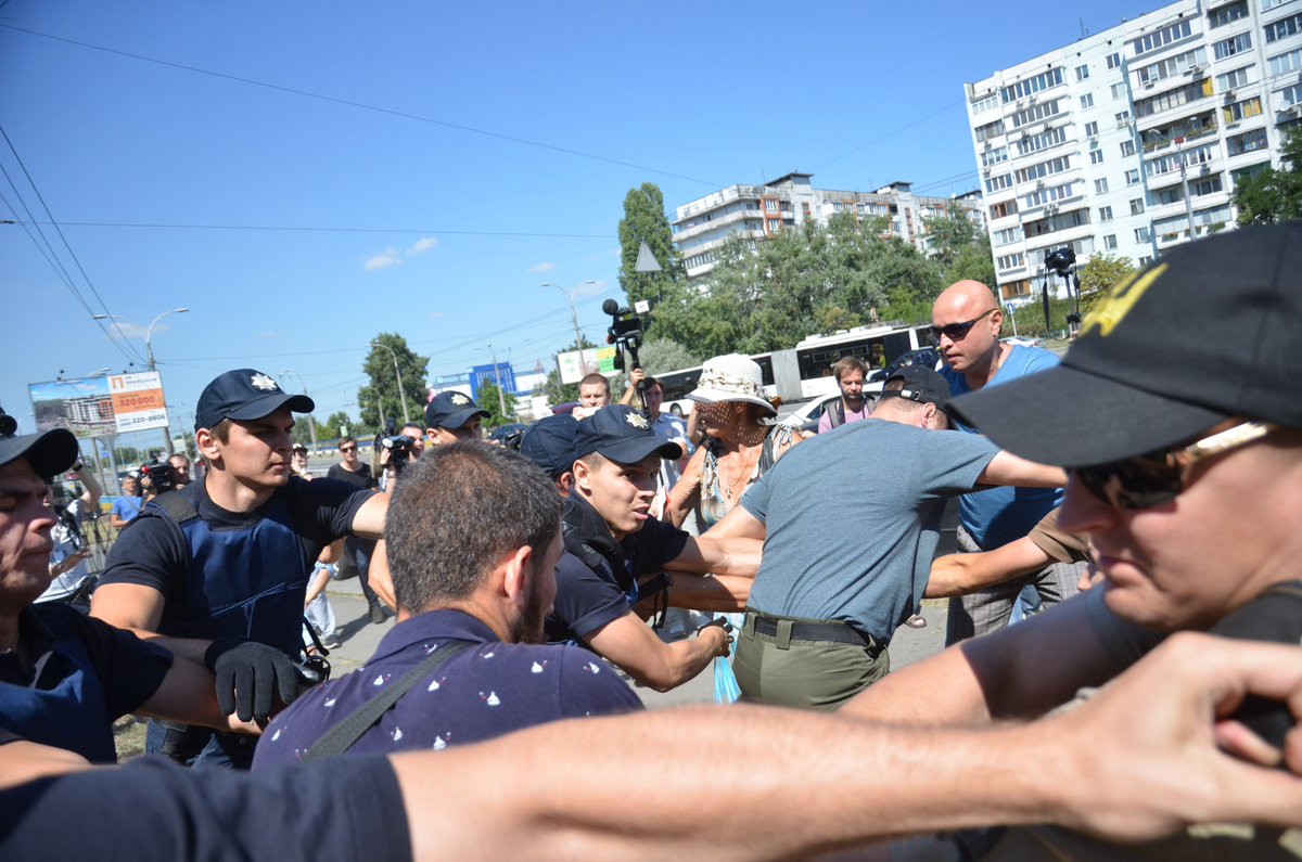 Another clash at Obolon' district court - police attempted to detain suspicious person