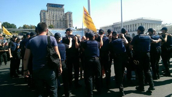 Police removed protesters from Khreschatyk