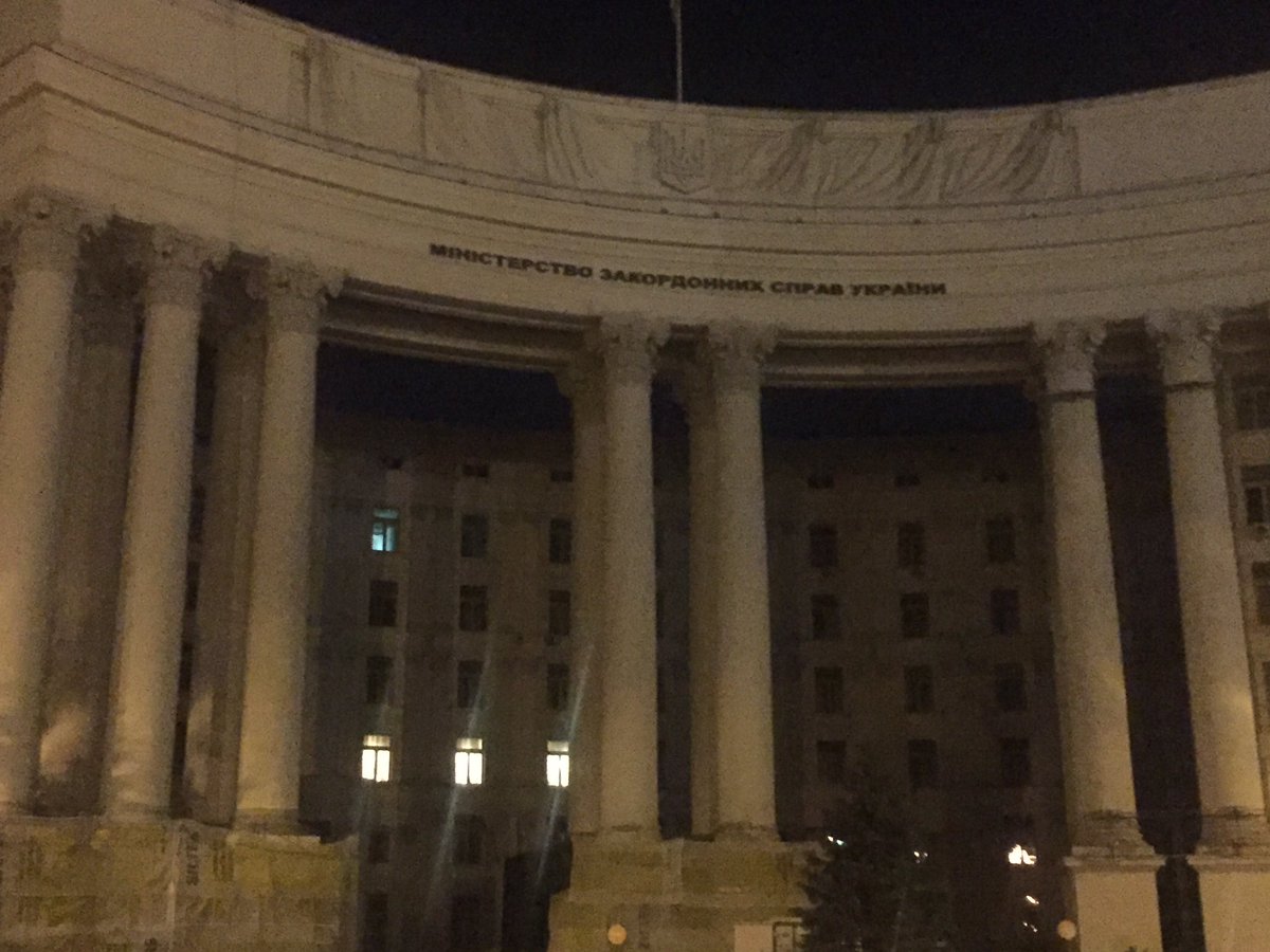It's midnight in Kyiv. Colleagues in SituationCenter of @MFA_Ukraine keep track of events around the globe. 24/7  