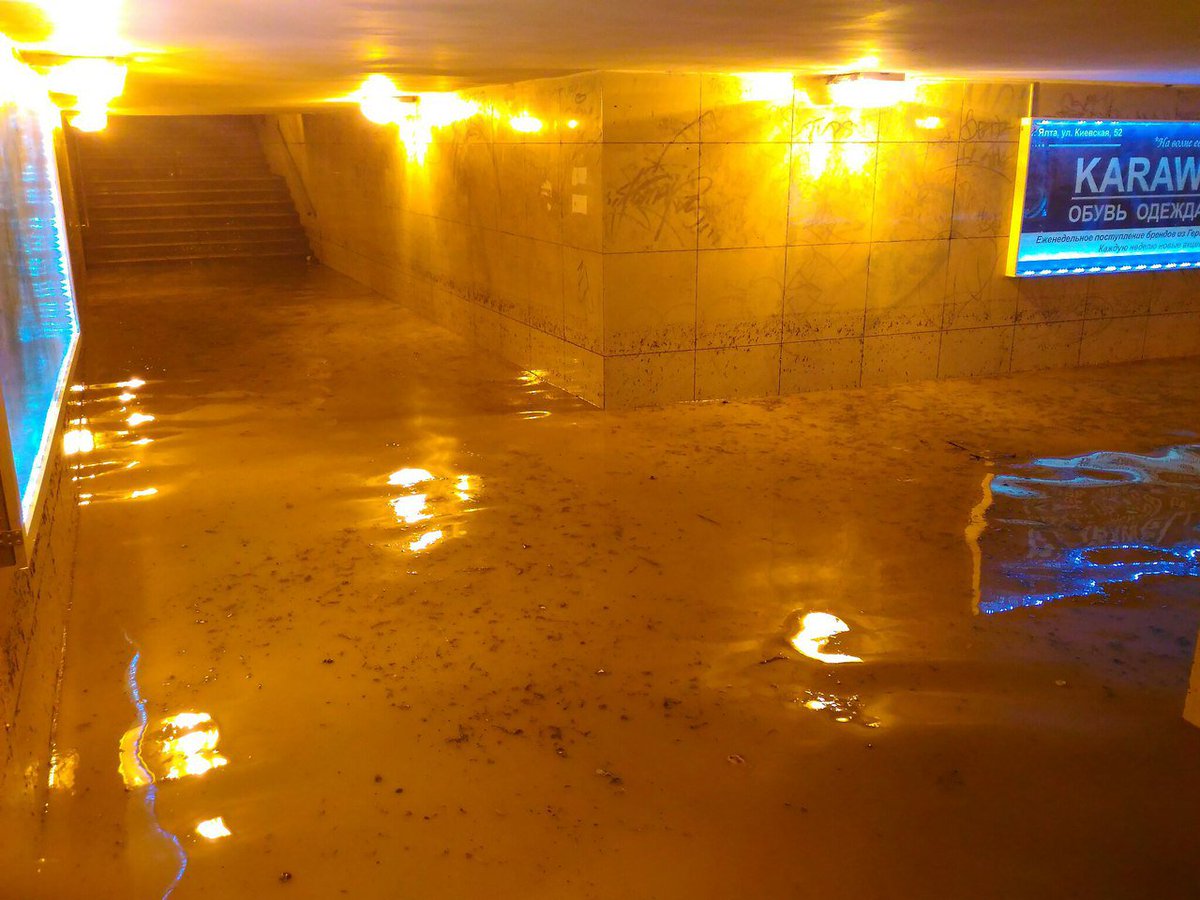 Flash floods in Yalta amid heavy storm