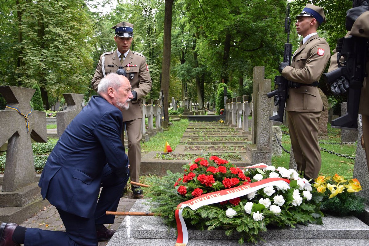 Minister für Nationale Verteidigung Polen Republik #Macierewicz gedachte UNR Allgemeine #Bezruchko