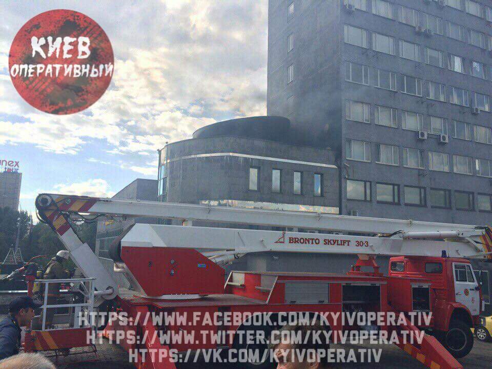 Bankgebäude ist auf Feuer in Kiew