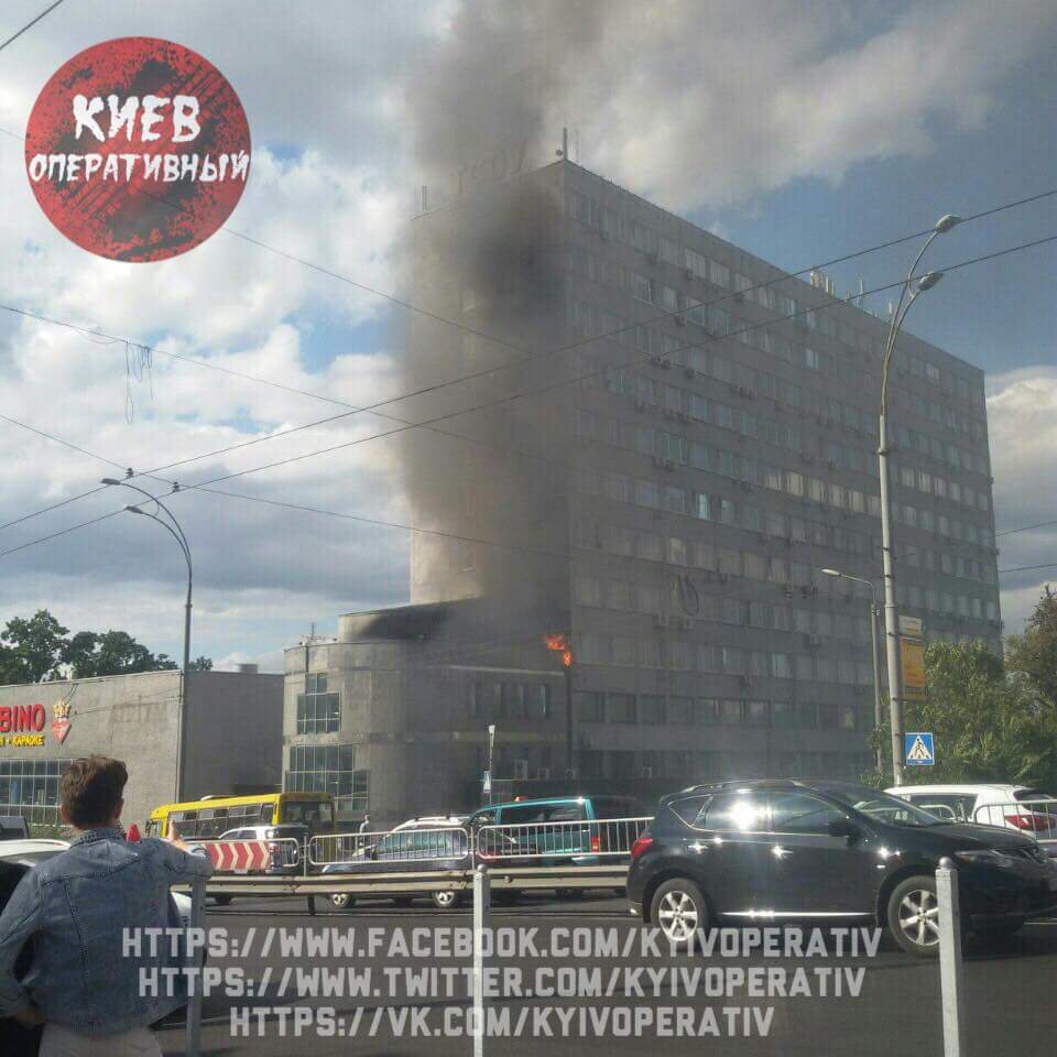 Bankgebäude ist auf Feuer in Kiew