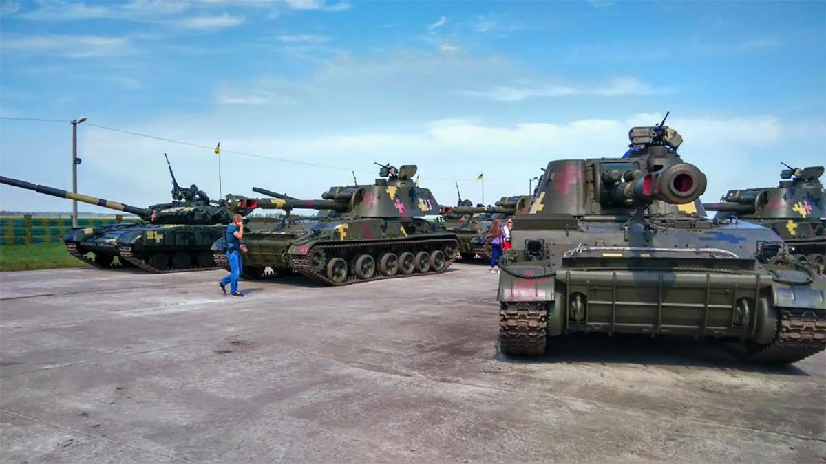 President Poroshenko in Chuhuiv transferred to the APU and the National Guard 141 units of military equipment - Armored personnel carriers, tanks, self propelled guns, aircrafts