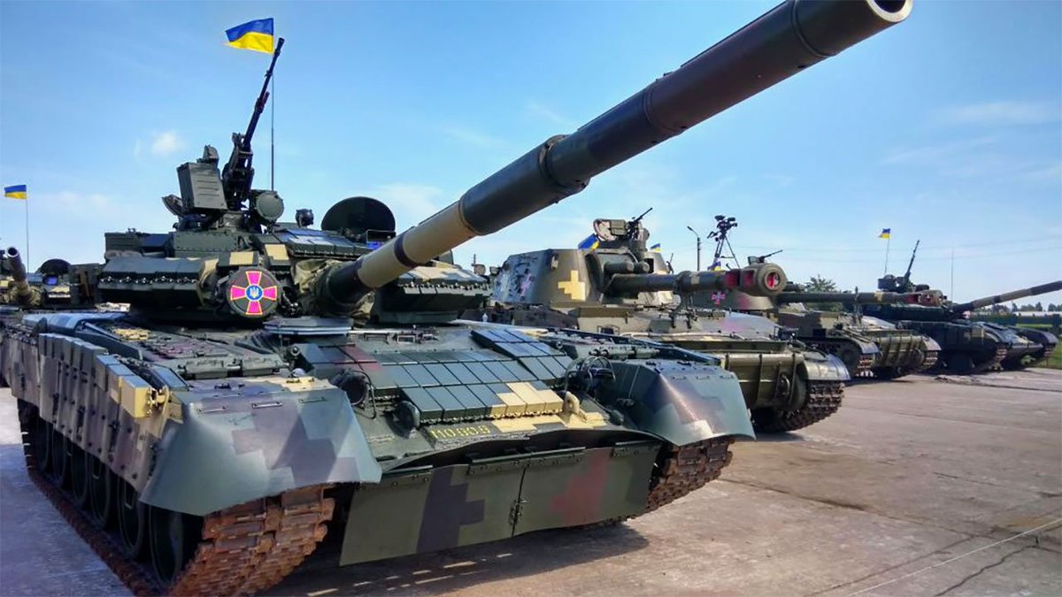 President Poroshenko in Chuhuiv transferred to the APU and the National Guard 141 units of military equipment - Armored personnel carriers, tanks, self propelled guns, aircrafts