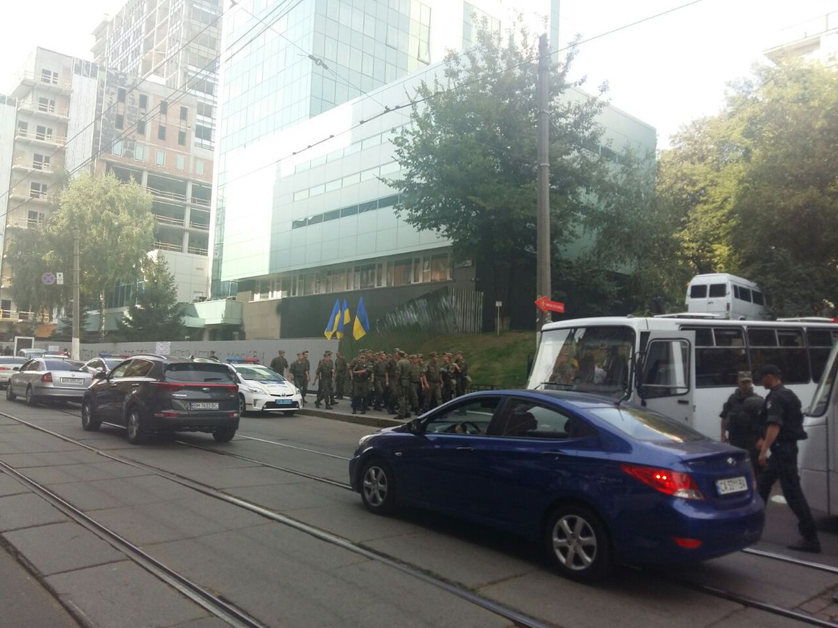 Inter TV channel: 5 buses of National Guard near by