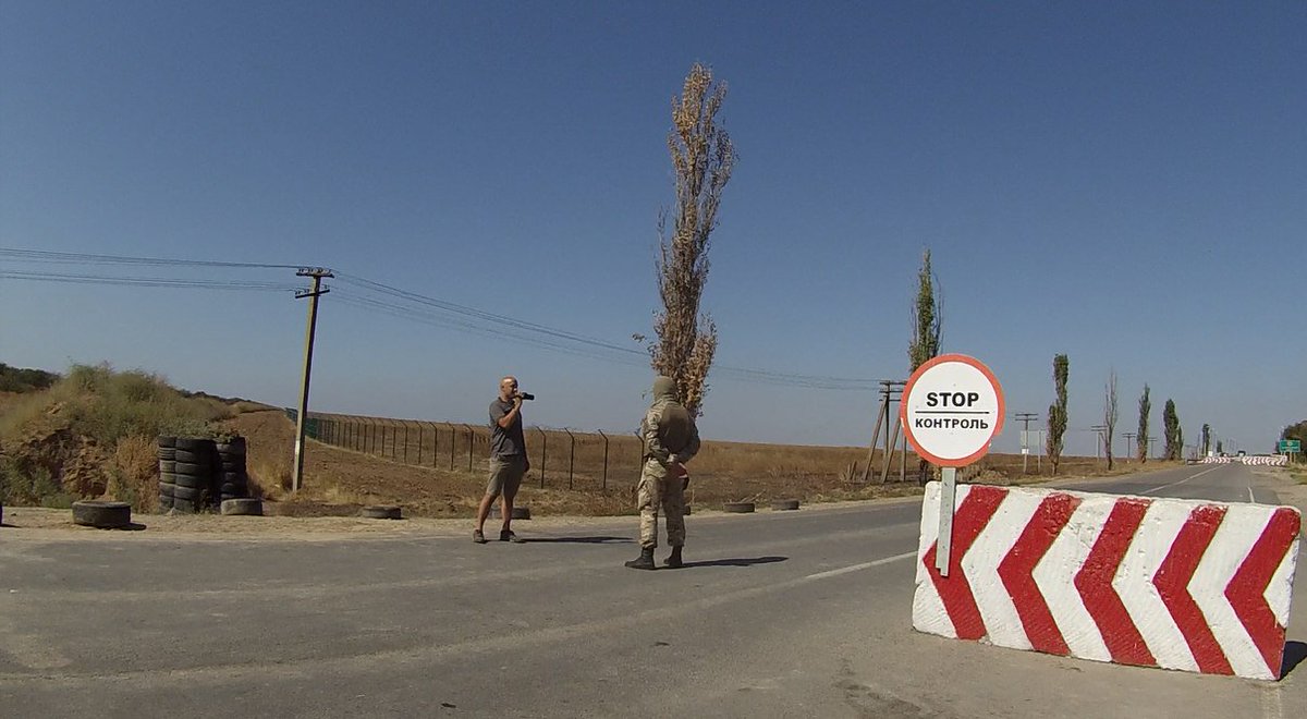 Graham Phillips at Ukrainian checkpoint in Armyansk 