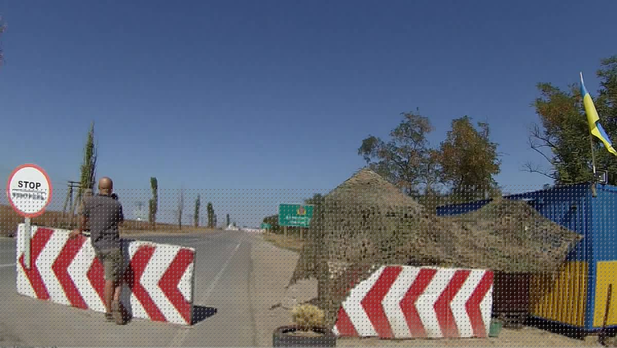 Graham Phillips at Ukrainian checkpoint in Armyansk 