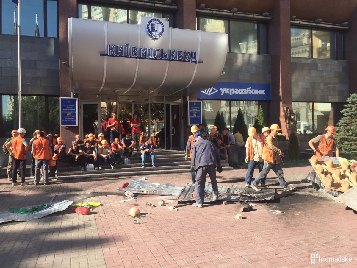 Protest near Kyivmiskbud is over. Police and national guard and builders on the site