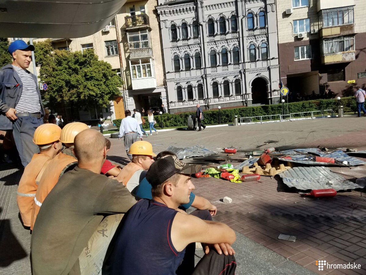Protest near Kyivmiskbud is over. Police and national guard and builders on the site