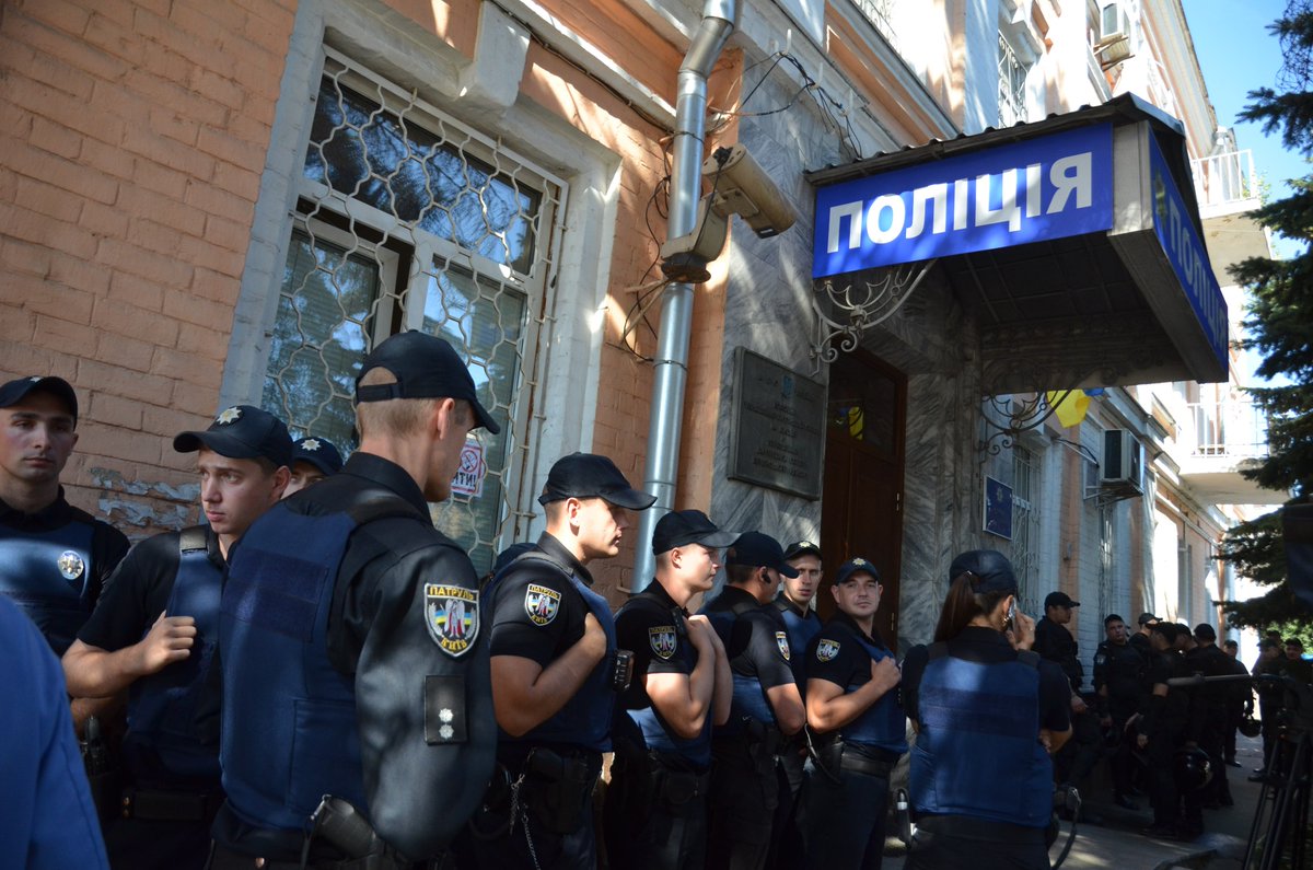 Police and national guard are being deployed to Pechersky police station in Kyiv