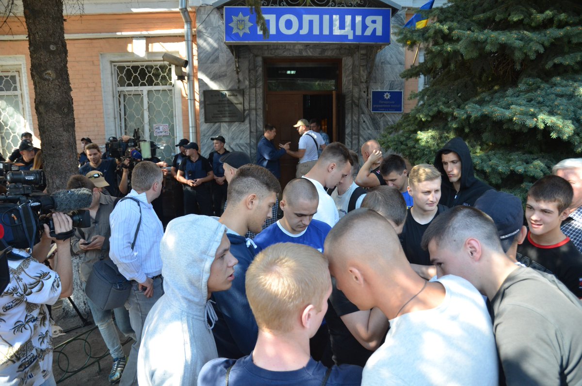 Police and national guard are being deployed to Pechersky police station in Kyiv