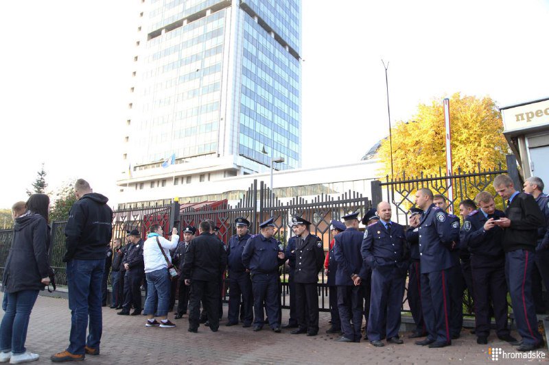 Court in Kyiv over killing of policemen on 4 May 2015 - large police presence