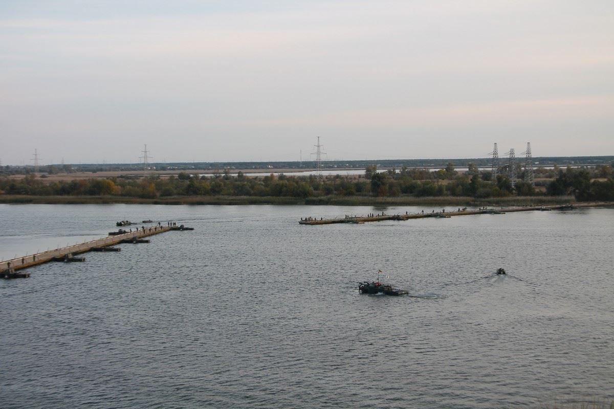 Ukrainian military deployed 1,5km pontoon bridge over Dnipro during drill
