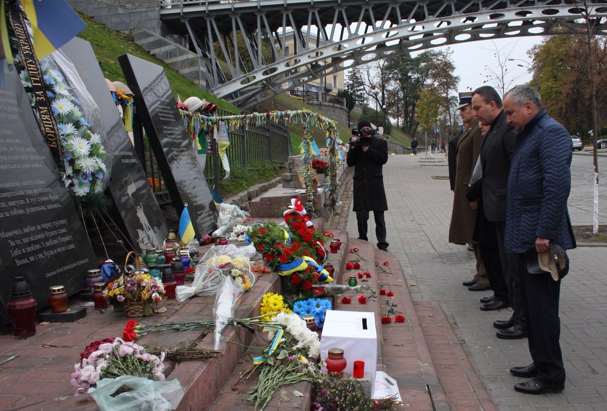 Heads of security services of Ukraine and Poland honored Heavenly Hundred and victims of Stalin terror