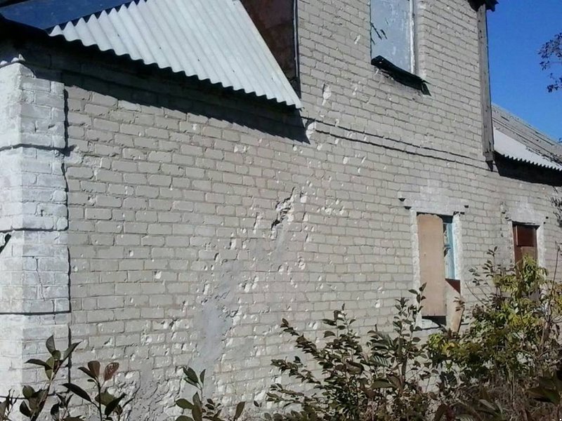 Damaged houses in Avdiivka after shelling last night