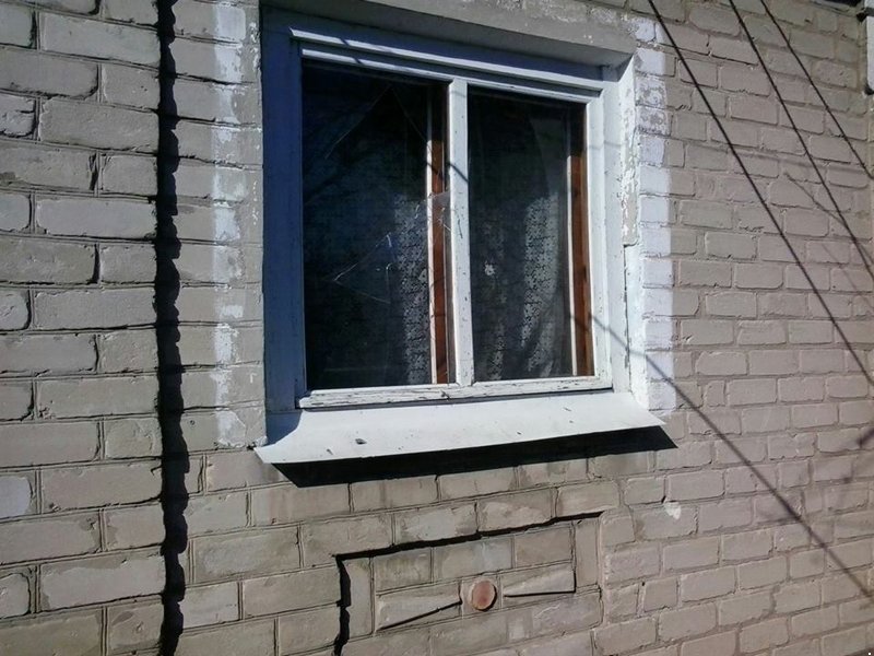 Damaged houses in Avdiivka after shelling last night