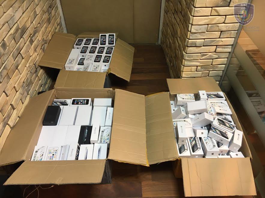 Police seized 222 illegally imported Apple devices in Kyiv