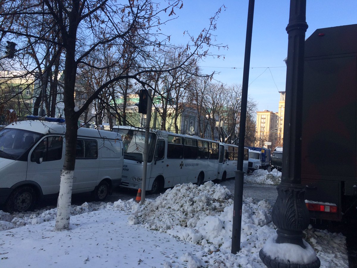 Worrying and electrified atmosphere in governmental district. National guard& dogs