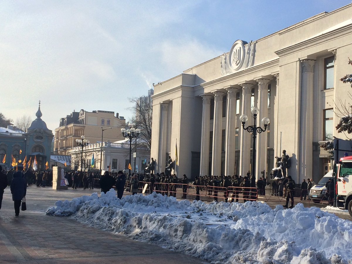 Some elderly people, worryingly many suspicious young men, a lot of police and high security alert-protest in governmental district. Artificial and payed.  