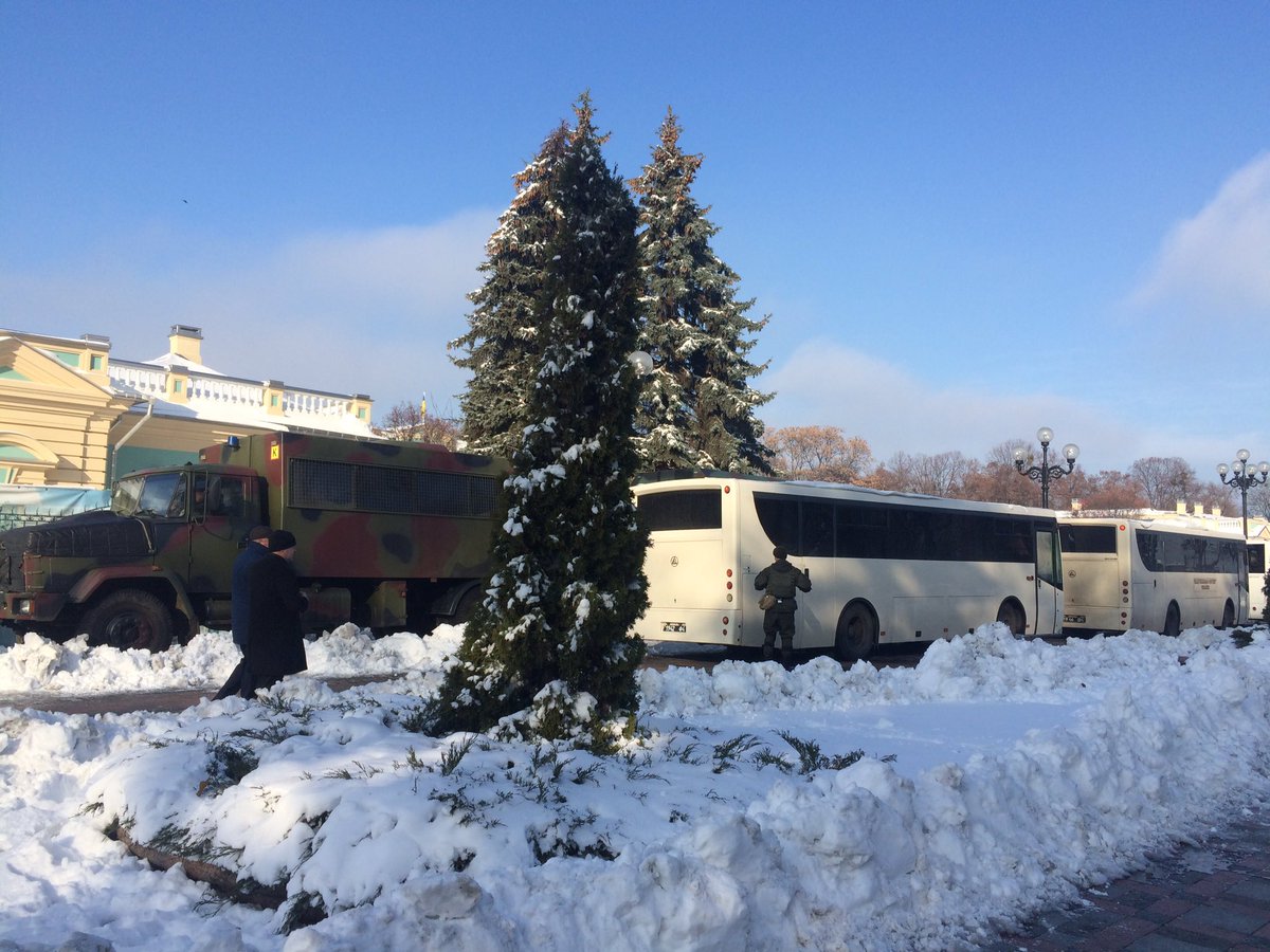 Some elderly people, worryingly many suspicious young men, a lot of police and high security alert-protest in governmental district. Artificial and payed.  