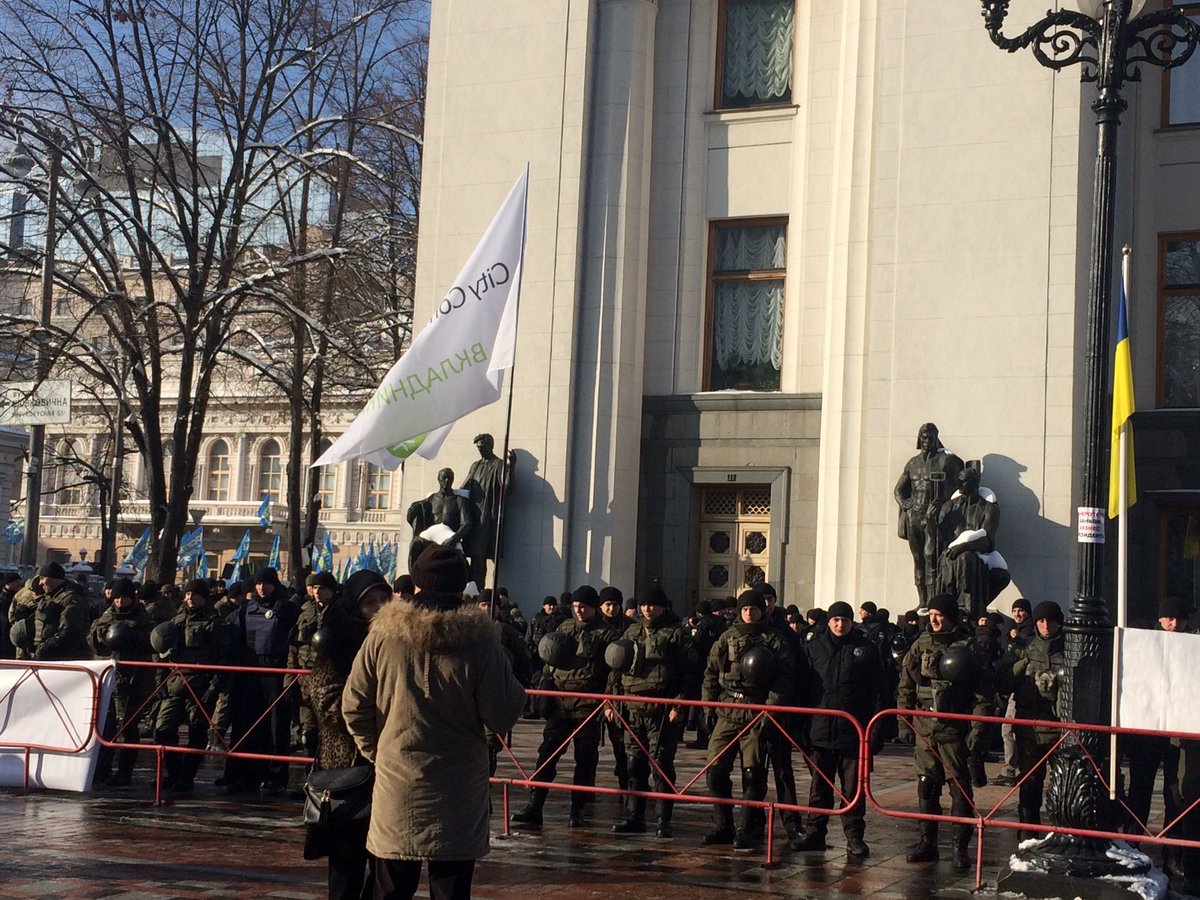 Some elderly people, worryingly many suspicious young men, a lot of police and high security alert-protest in governmental district. Artificial and payed.  