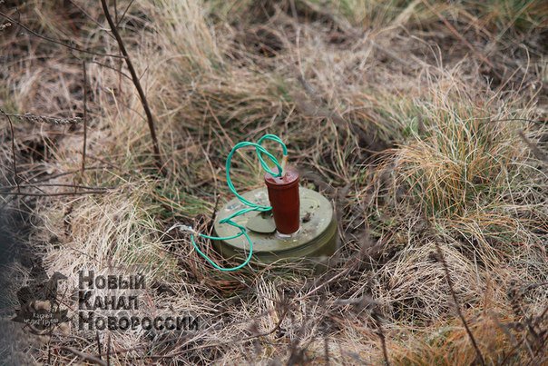 Russian TV in Luhansk showing anti-personnel landmines that are being used by Russian forces