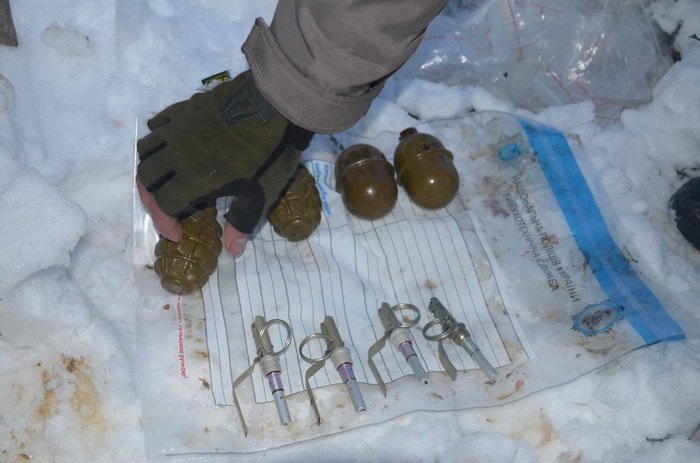 #СБУ виявила три схованки зі зброєю та боєприпасами на околиці Івано-Франківська  