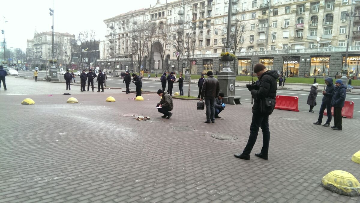 Small explosion/firecracker on Khreschatyk st near Tsum market in Kyiv