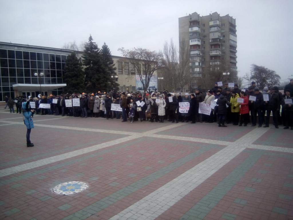 In Melitopol more than a hundred engineers went on strike.Require to return the salary,knock helmets,going to Kyiv 