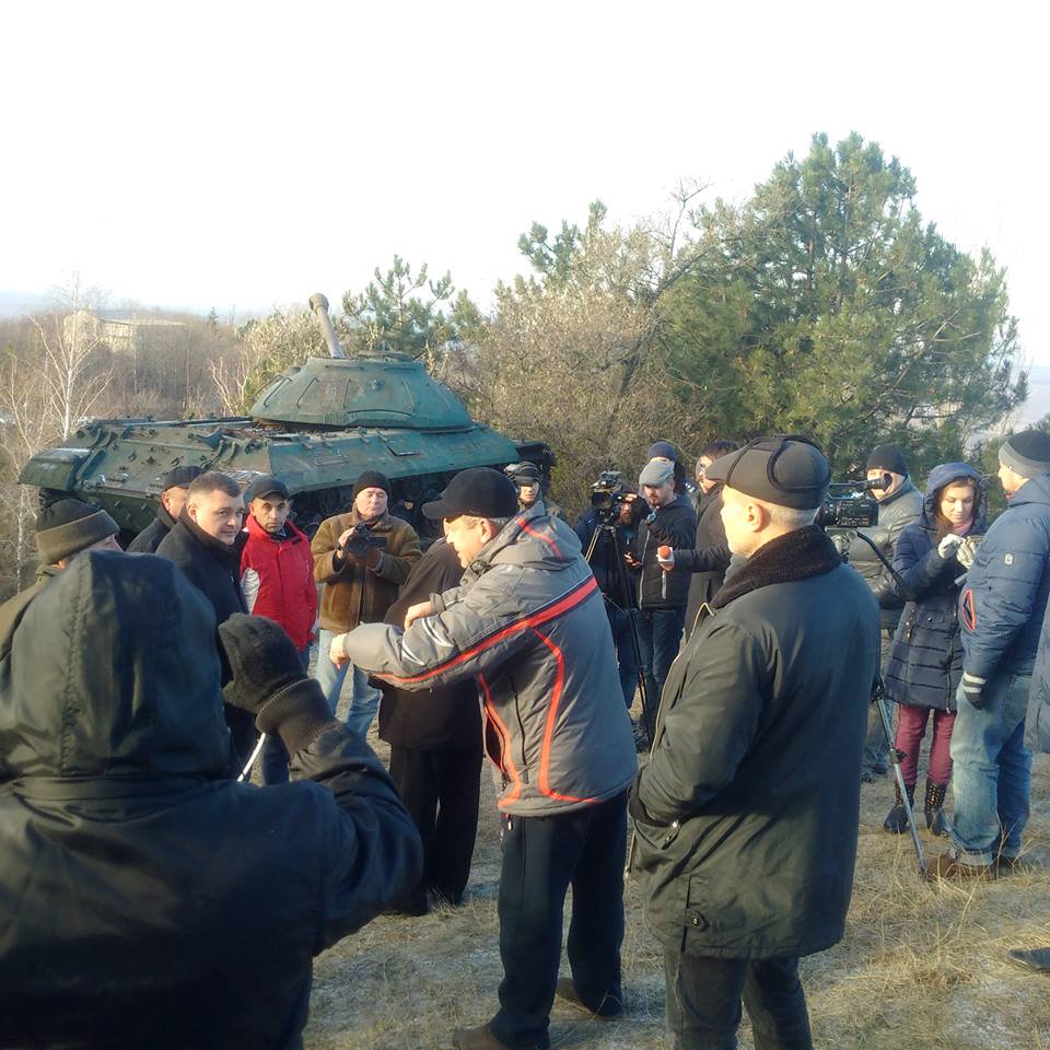 Protest against removing of monument to Russian tank in Corneshti, Moldova