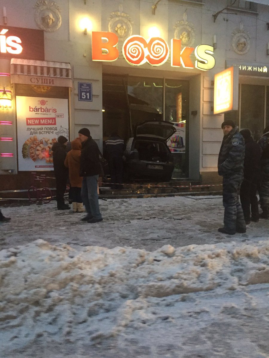 Kharkiv: car rammed into the books shop, no one wounded