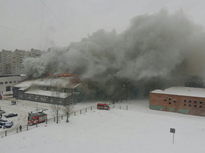 Large fire at sport-club B-tone in Sumy, nearby school is evacuated