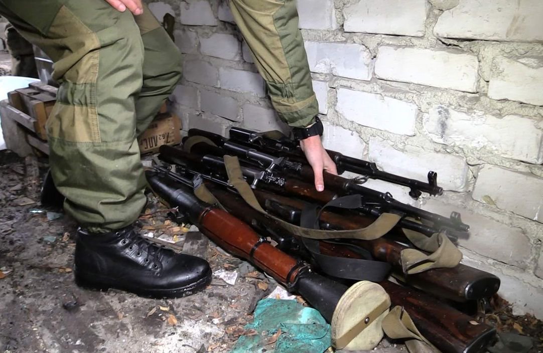 DNR group detains illegal arms dealers who are accused of trafficking Ukrainian arms.  