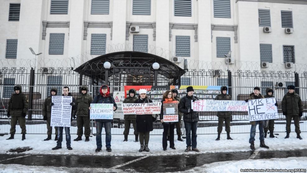 Near the Russian Embassy in Kyiv demanded freedom for political prisoners 