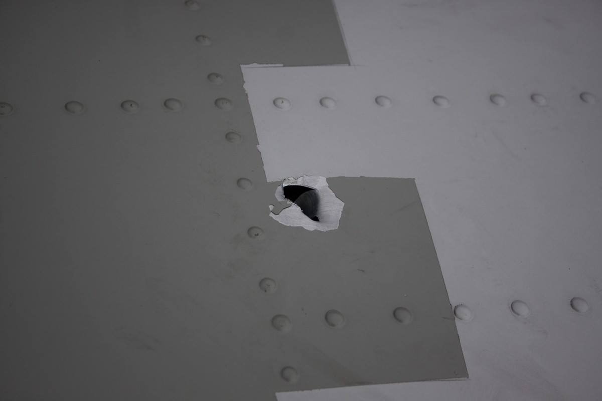 Photo : Russian Navy ship fired shots at Ukrainian An-26 military transport  