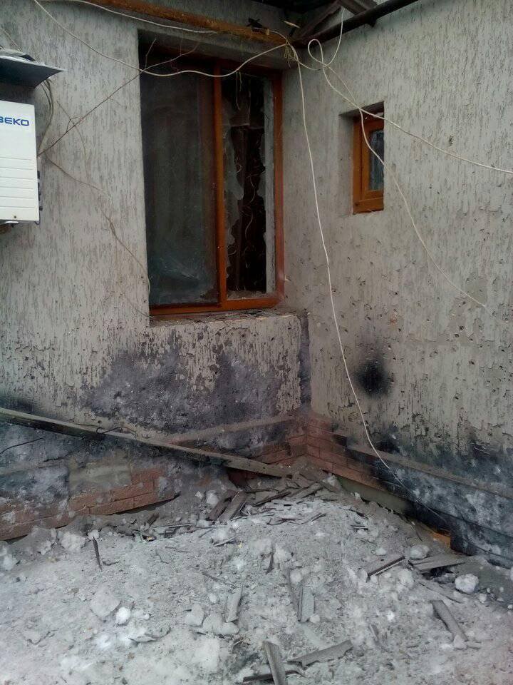 Damage in Krasnohorivka west to Donetsk after shelling last night