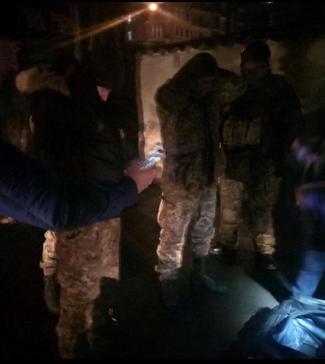 1 soldat de la Marine ukrainiene avec les combattants d''ONR\ ont achèté les armes pour  apporter ce soir à Kyiv