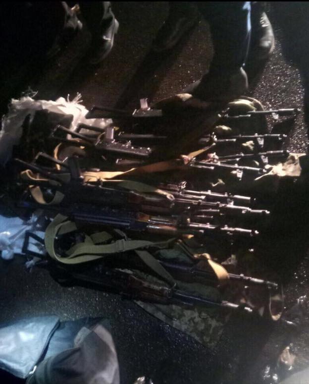 1 soldat de la Marine ukrainiene avec les combattants d''ONR\ ont achèté les armes pour  apporter ce soir à Kyiv