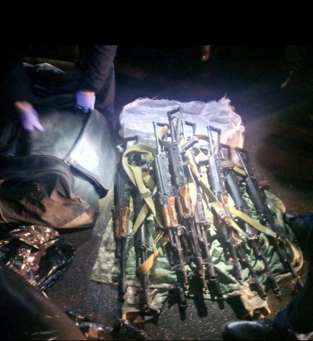 1 soldat de la Marine ukrainiene avec les combattants d''ONR\ ont achèté les armes pour  apporter ce soir à Kyiv