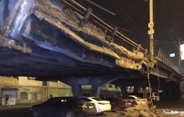 Kyiv: La partie du pont Shuliavsky à Kyiv a rompu ce soir, il n'ya pas les victims. Ukraine