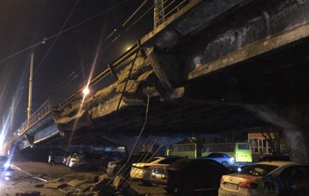 Kyiv: La partie du pont Shuliavsky à Kyiv a rompu ce soir, il n'ya pas les victims. Ukraine