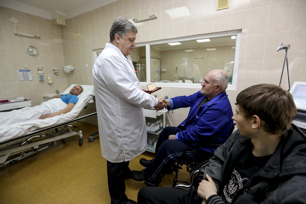 Col. Lysenko: President @poroshenko  and  MoD Poltorak visited UA wounded servicemen who undergo treatment in Dnipro hospital  