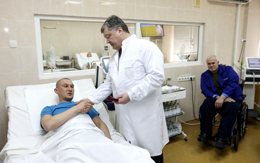 Col. Lysenko: President @poroshenko  and  MoD Poltorak visited UA wounded servicemen who undergo treatment in Dnipro hospital  