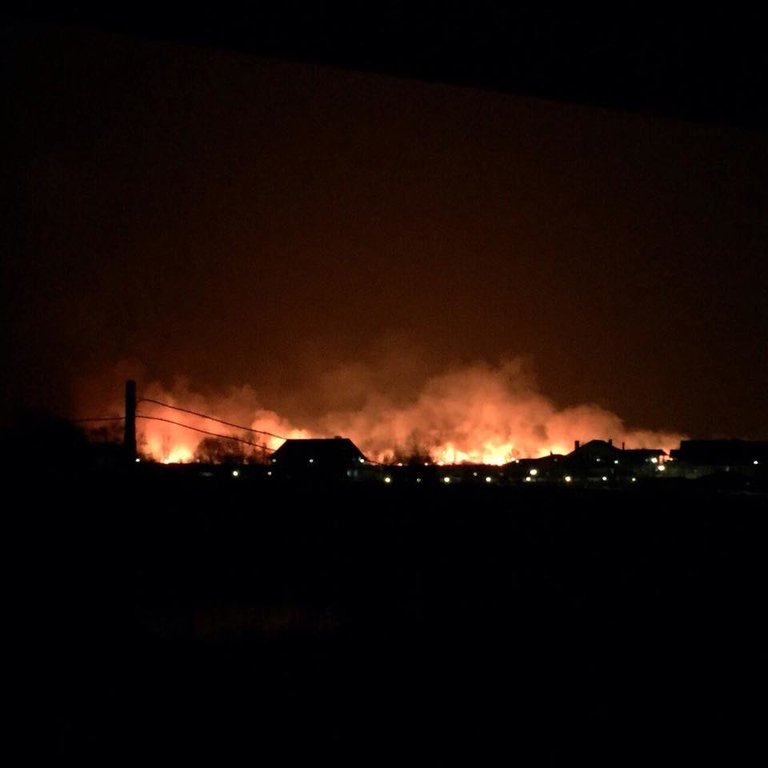 Ukraine: Large scale fire has erupted tonight near Kyiv. Started near Svyatishche Lake.  